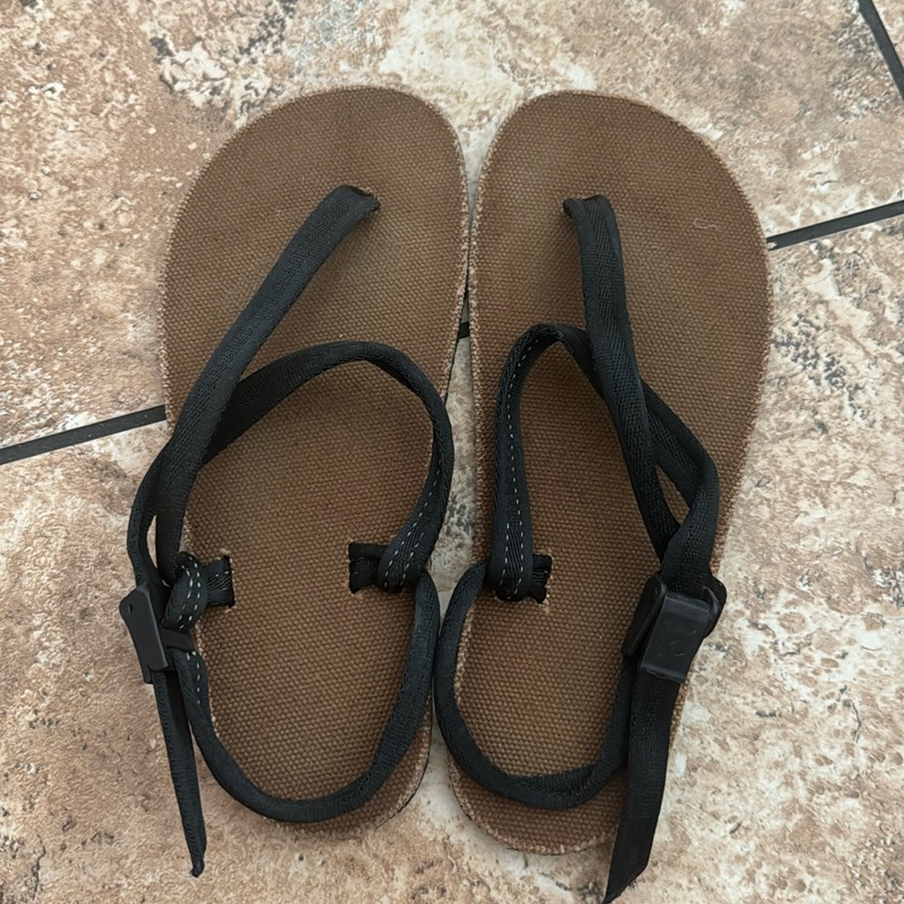 Used Earth Runners size 8.5 women’s with black laces